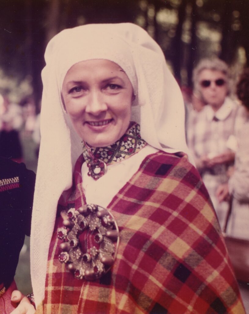 Māra Siksna savā Alsungas tērpā Minsterē, Vācijā 1984. Gadā.  Māras Siksnas dāvinājums. No muzeja “Latvieši pasaulē” krājuma.