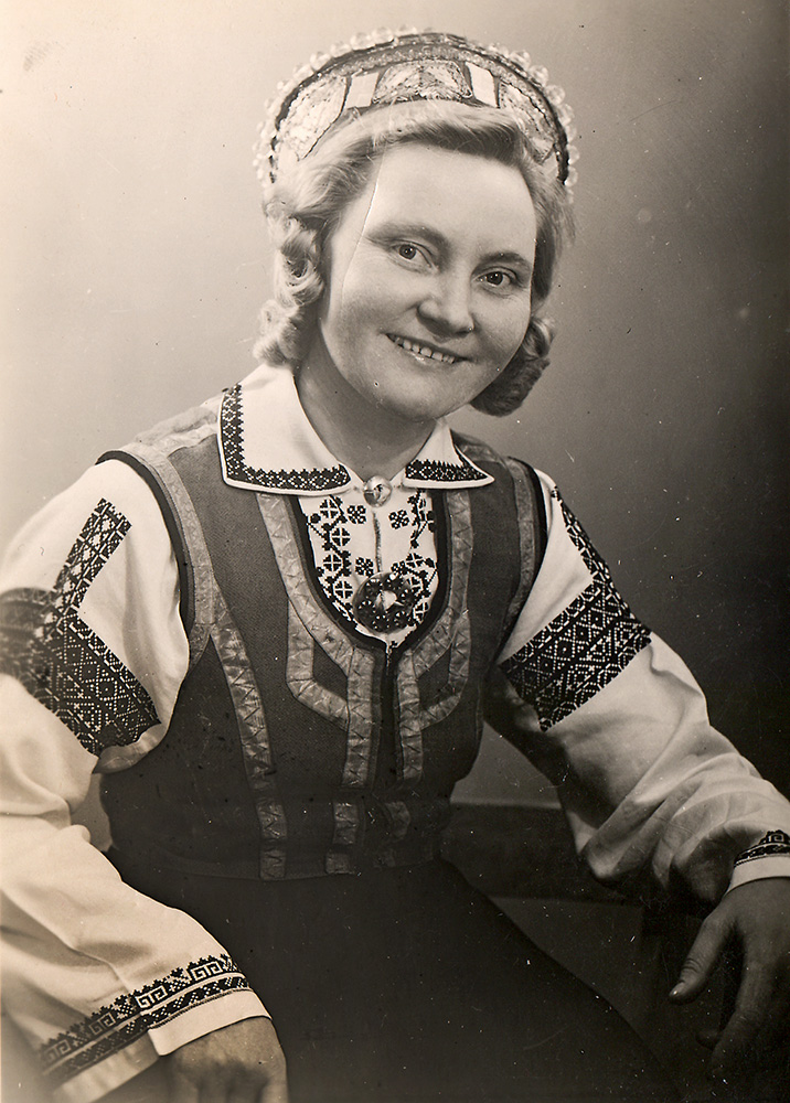 Anna Trops Bārtas tautastērpā  20. gadsimta 30. gados. Valentīnas Pradenas dāvinājums. Foto no muzeja “Latvieši pasaulē” krājuma. Foto no muzeja “Latvieši pasaulē” krājuma.