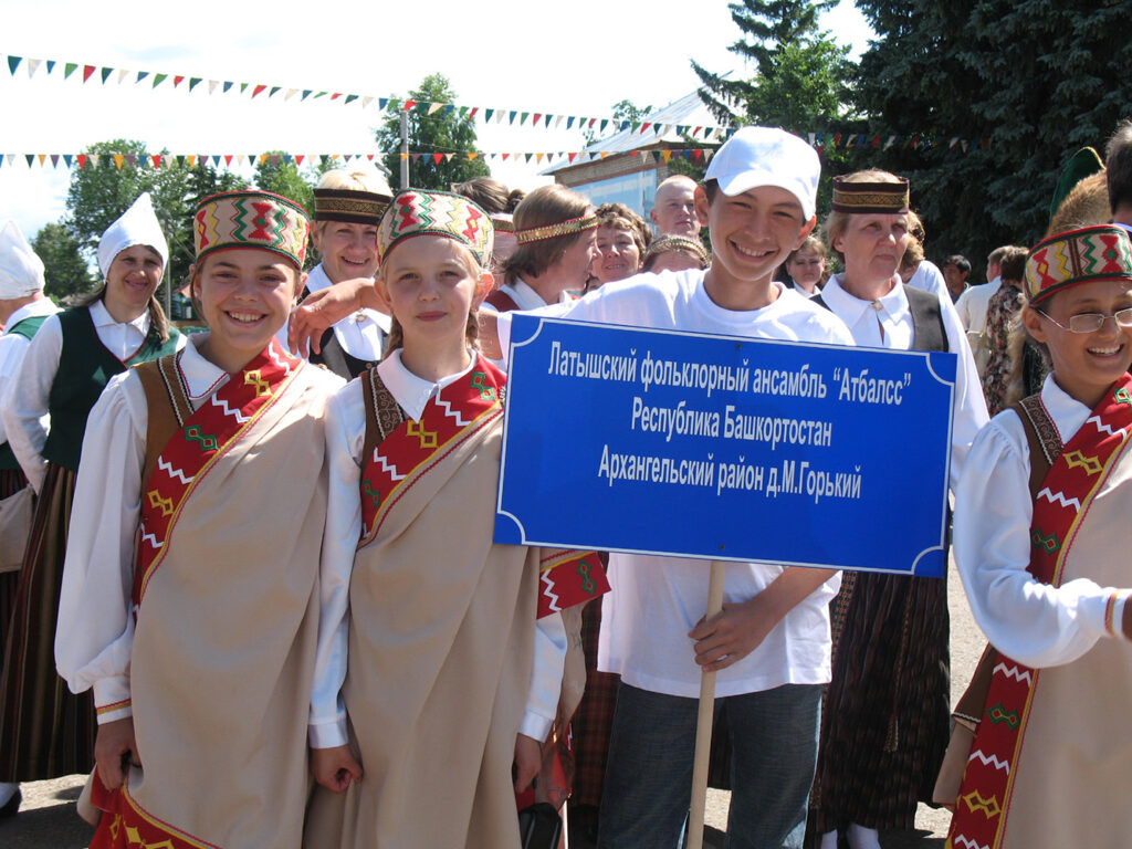 Latviešu folkloras ansamblis “Atbalss” pirmajos latviešu dziesmu svētkos  Baškīrijā 2009. gadā. Artas Savdonas fotogrāfija. Foto no muzeja “Latvieši pasaulē” krājuma.