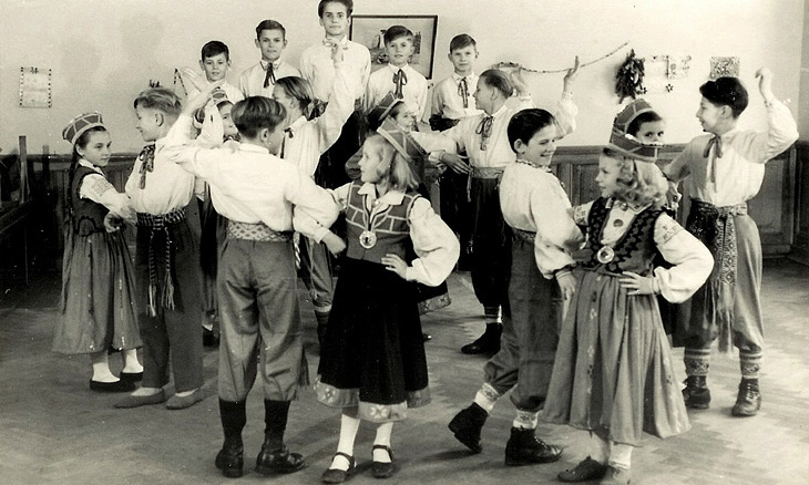 Bērnu tautas deju grupa "Jautrais pāris" dejo tautas dejas Ziemeļu nometnē Vircburgā ap 1947. gadu. Teodors Kaula (sen.) fotogrāfija. Margaritas Stīpnieces dāvinājums. Foto no muzeja “Latvieši pasaulē” krājuma.