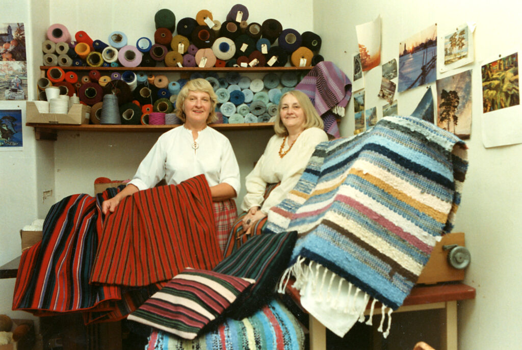 Ērika Vīlipsone un Ilga Mieriņa Līdsas amatnieku kopā 1989. gadā. Ritas Jefimovas dāvinājums. Foto no muzeja “Latvieši pasaulē” krājuma.