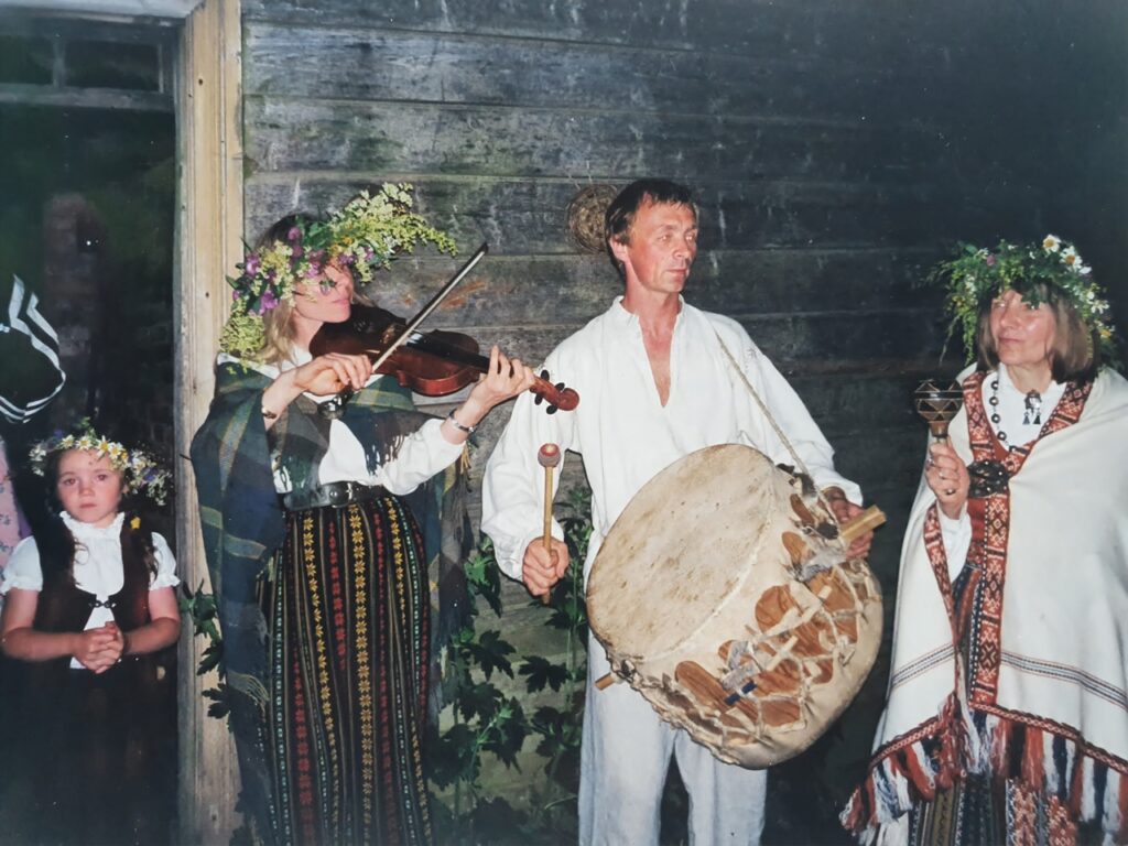 Līga Morusa (pa labi) savā Zemgales tērpā svin Jāņus Latvijā 1999. gadā. Foto no muzeja “Latvieši pasaulē” krājuma.