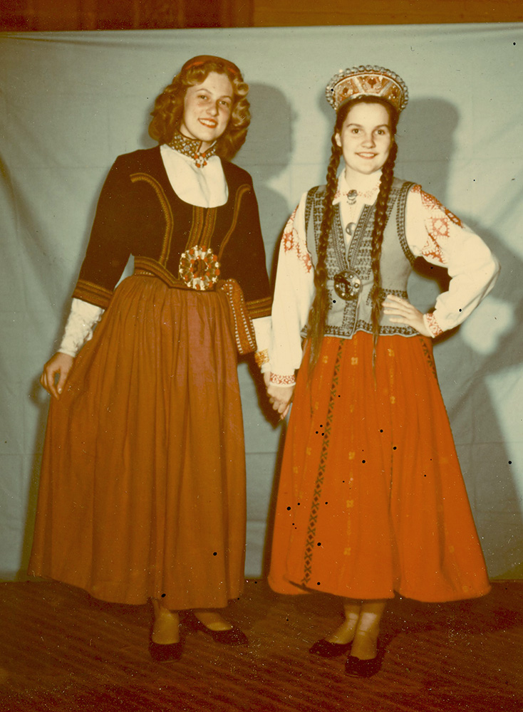 Maija Veinberga un Anda Ūdris tautastērpos tiek fotografētas avīžrakstam 20. gadsimta 50. gados ASV. Foto no muzeja “Latvieši pasaulē” krājuma.