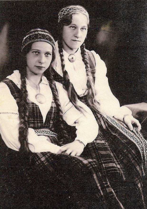 Marija Zapāns (pa labi) ar māsu Jadvigu Vanagu Krustpils tautastērpos 20. gadsimta 30. gados. Jāņa Vanaga dāvinājums. Foto no muzeja “Latvieši pasaulē” krājuma.