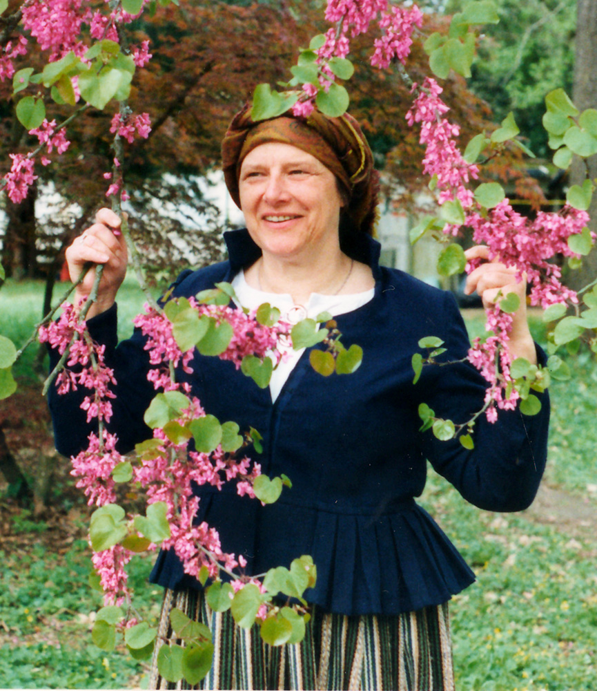 Rita Jefimova Dignājas tautastērpā Abrenes pils dārzā, Francijā, 1990. gada Lieldienās. Ritas Jefimovas dāvinājums. Foto no muzeja “Latvieši pasaulē” krājuma.
