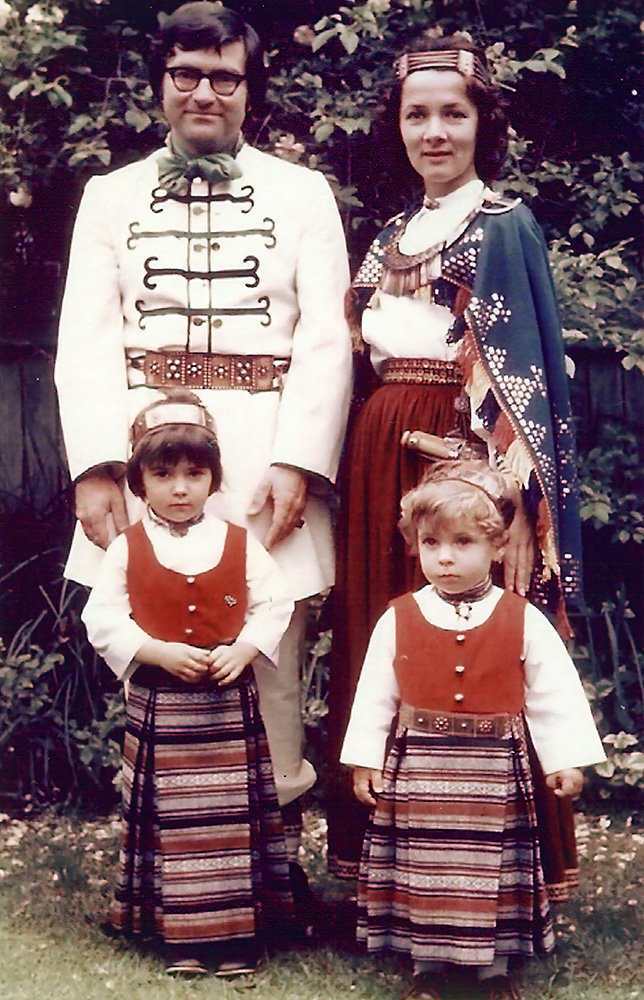 Siksnu ģimene Kanberā, Austrālijā, 1973. gadā. Māras Siksnas dāvinājums. Foto no muzeja “Latvieši pasaulē” krājuma.