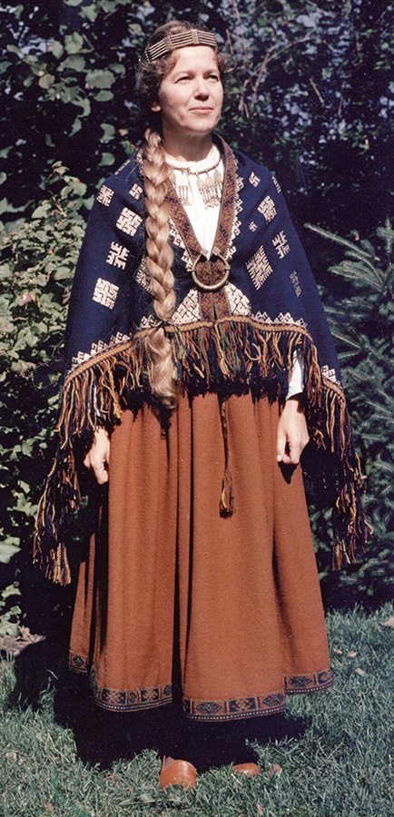 Lilija Balgalve-Treimane Stāmerienas tautastērpā  20. gadsimta 70. gados Kanādā. Lilijas Balgalves-Treimanes dāvinājums. Foto no muzeja “Latvieši pasaulē” krājuma.
