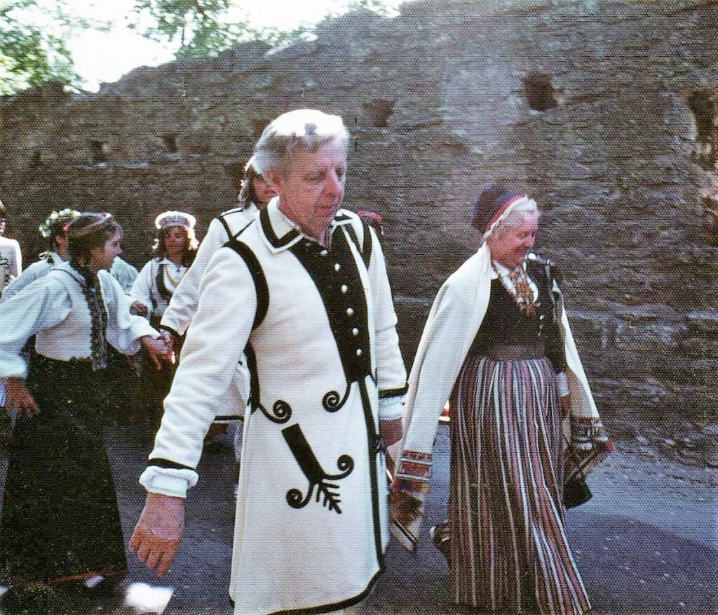 Alfrēds un Zigrīda piedalās gājienā Pasaules brīvo latviešu Dziesmu dienās Gotlandē, Zviedrijā 1979. gadā. Gata Gaujenieka dāvinājums. Foto no muzeja “Latvieši pasaulē” krājuma.